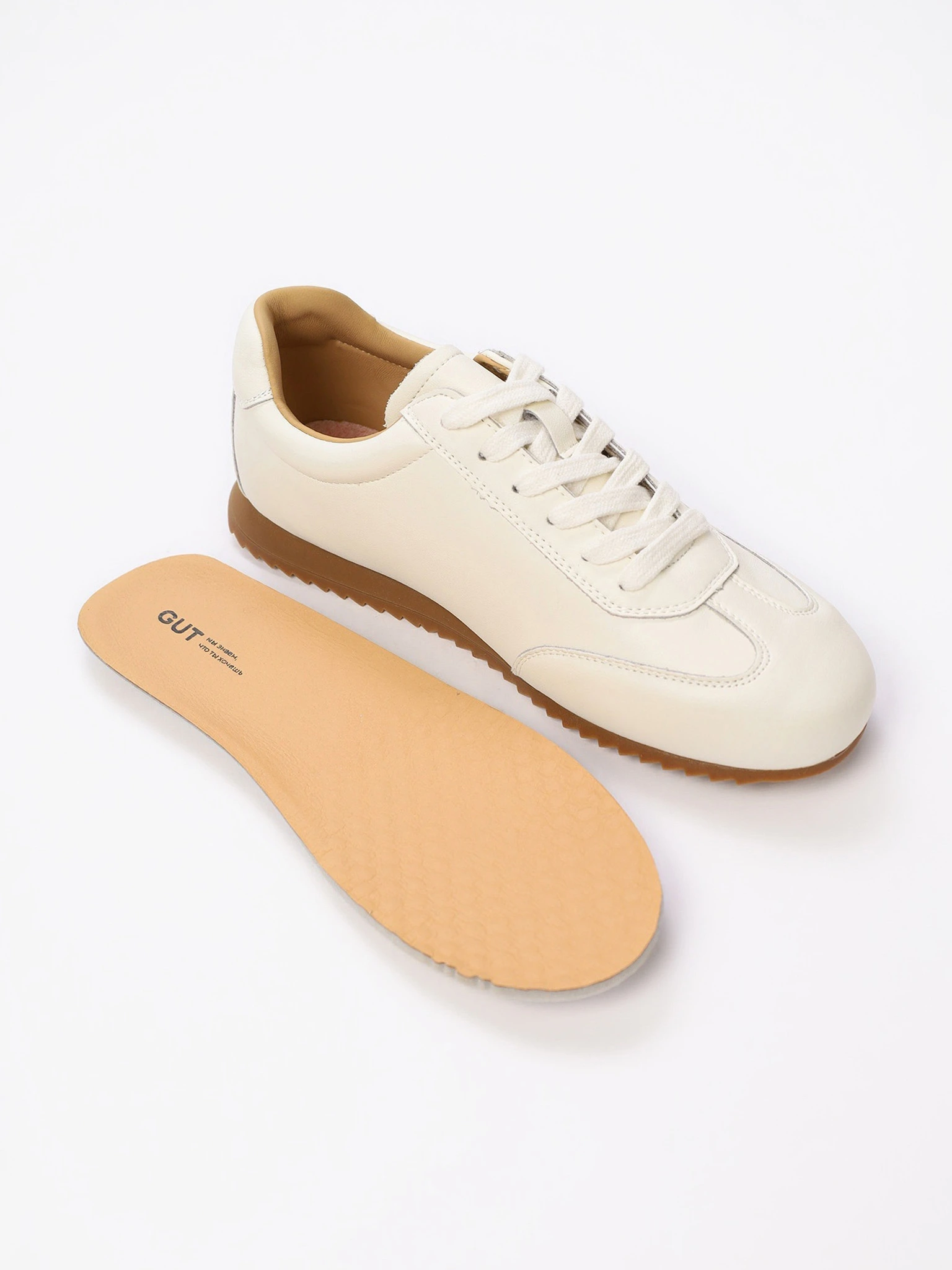 Кеды белого цвета на низкой подошве